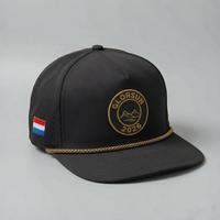 Casquette de golf snapback personnalisée noire à 5 panneaux avec chaîne dorée, patch brodé rond et perforations laser, OEM