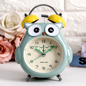 Reloj de Escritorio con Diseño de Búho, Luz Nocturna de Color Cálido, Reloj Despertador con Campana, Decoración para Escritorio, Mesita de Noche, Oficina, Descanso, Dormitorio - Product Image 1