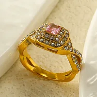 Bague tendance en acier inoxydable plaqué or 18 carats avec incrustations de zirconiums cubiques étincelants et bande torsadée, idéale pour le quotidien et les soirées.