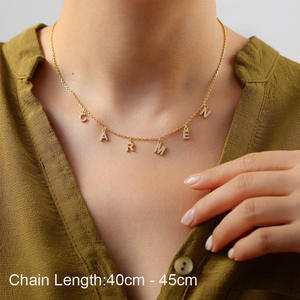 Collier de nom fait à la main étanche avec zircon cubique lettre espacée pendentif breloque collier initial pour les femmes - Product Image 5