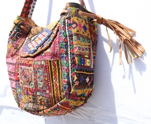 กระเป๋าอินเดียแบบบันจารา ผสมผสานความดั้งเดิมและสไตล์โบโฮสมัยใหม่ งานปักลายชนเผ่าแท้ๆ และงานกระจกสำหรับผู้หญิง - Product Image 2
