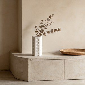 Vaso <span class=keywords><strong>in</strong></span> Ceramica Esagonale Bianco Opaco con Linee Ondulate Verticali 3D, Stile Wabi Sabi, Decorazione per Mobile <span class=keywords><strong>in</strong></span> <span class=keywords><strong>Cemento</strong></span> - Product Image 1