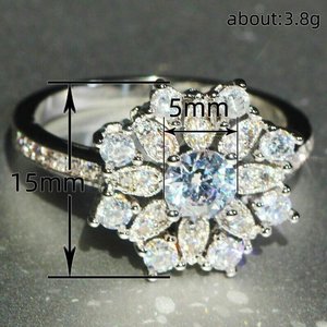 Anello di Fidanzamento Q639 per Donna in Oro Bianco con Diamante Taglio Brillante Rotondo, Pietra Centrale Colore G Naturale e Diamanti Laterali - Product Image 4