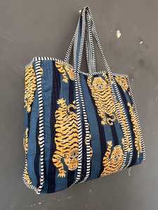 Bolsa de Transporte Acolchada de Algodón, Lavable, con Estampados Tradicionales Hechos a Mano, Bolso de Hombro para Viajes y Compras - Product Image 4