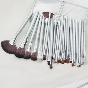 Kit di Set di pennelli per trucco cosmetico per fondotinta in legno professionale all'ingrosso di lusso in argento nero da 32 pezzi