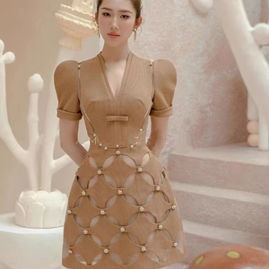 Nuevo Diseño Vietnamita, <span class=keywords><strong>Vestido</strong></span> Elegante de Alta Calidad, <span class=keywords><strong>Manga</strong></span> <span class=keywords><strong>Corta</strong></span>, Cuello en V, <span class=keywords><strong>Manga</strong></span> Abullonada, Estampado, Adornado con Cuentas, <span class=keywords><strong>Vestido</strong></span> Corto - Product Image 1