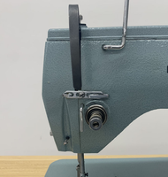 Machine à coudre industrielle professionnelle JUKKY 20U33, mécanisme zigzag, construction robuste, conçue pour la couture de tissus épais et de vêtements.