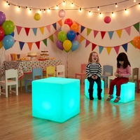 Meubles LED pour événements : Sièges cubes lumineux en PE écologique (30 cm, 40 cm) et tables et chaises pour enfants, idéaux pour la Journée des enfants et les fêtes d'anniversaire