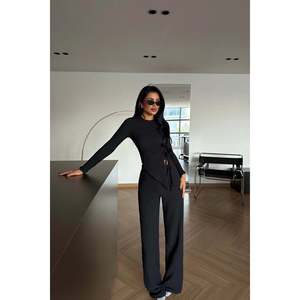 Costume pantalon en satin noir pour femme de bureau, formel et décontracté, avec décoration boutonnée - Product Image 4