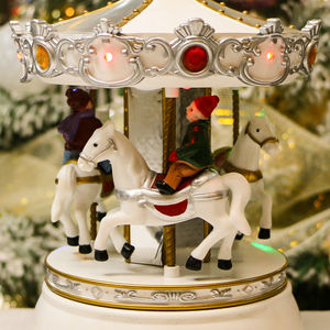 Caja <span class=keywords><strong>de</strong></span> música <span class=keywords><strong>de</strong></span> juguete carrusel <span class=keywords><strong>de</strong></span> Navidad con logotipo personalizado OEM Material plástico <span class=keywords><strong>de</strong></span> resina con batería y canción personalizada - Product Image 5