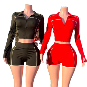 Conjunto Deportivo de Dos Piezas CN25103 para Mujer, Top Midi Deportivo con Cierre, Manga Larga, Botón para el Pulgar y Lazo, Corte Regular, y Pantalones Cortos - Product Image 1