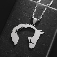 Collier pendentif tendance et polyvalent en acier inoxydable avec motif tête de cheval ajourée pour homme et femme, idéal pour le quotidien