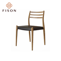 Chaise de salle à manger artisanale en bois massif avec dossier à lattes et assise en tissu tissé rayé, style intemporel, mobilier sur mesure pour villa