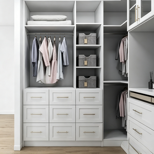 Système d'armoires Shaker blancs avec panneaux encastrés, poignées horizontales en laiton, section ouverte pour suspension, unités de tiroirs et armoire à portes vitrées - Product Image 1