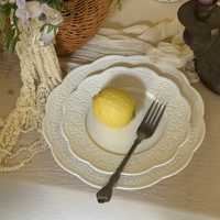 Vaisselle en céramique blanche pure de style rétro français avec bordure en forme de pétale pour servir des desserts, des petits-déjeuners, des salades et du café