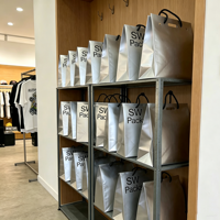 Individuelle Logo-Silberpapiertüten Reflektierende Glänzende Einkaufstaschen mit Griff für Boutiquen und Lebensmittelgeschäfte