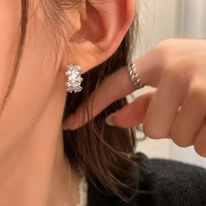 Boucles d'oreilles clous géométriques haut de gamme pour femmes, style européen et américain, simples et élégantes, en forme de C, avec tige en argent, design large et métallique, très tendance - Product Image 1