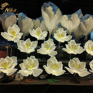 Fleur artificielle géante NIKA, fleurs blanches avec lumière LED pour la décoration de la route de mariage, allée, décoration florale - Product Image 1