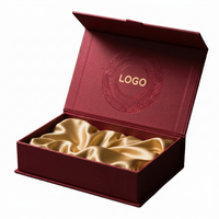 Boîte cadeau magnétique de luxe bordeaux avec doublure en satin doré et logo gaufré à l'intérieur pour coffret à bijoux et montres haut de gamme