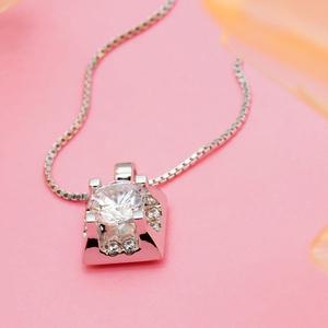 จี้รูปทรงเรขาคณิตทองคำ 14K รับรองโดย IGI/GIA ประดับเพชรแล็บแบบ Illusion Claw ดีไซน์ล็อคกุญแจ สไตล์มินิมอล - Product Image 1