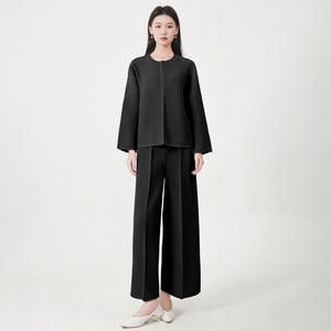 Camiseta Casual de Manga Larga con Cuello Redondo y Pliegues Texturizados para Mujer, Corte Regular, Verano/Invierno, 100% Poliéster, Ecológica y Moderna - Product Image 1