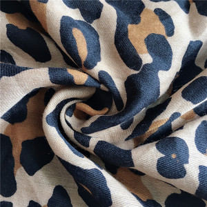<span class=keywords><strong>Sciarpa</strong></span> con stampa <span class=keywords><strong>leopardata</strong></span> all'ingrosso di lusso Soft Touch <span class=keywords><strong>donna</strong></span> sciarpe personalizzate in microfibra cotone Hijab Voile <span class=keywords><strong>sciarpa</strong></span> - Product Image 5