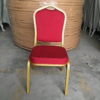 Chaises de salle à manger d'hôtel empilables portables en acier inoxydable faites à la main avec coussin en mousse haute densité pour les banquets de mariage