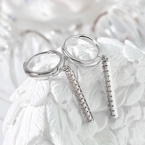 Pendientes Colgantes Delicados Foxi Jewelry de Alta Calidad con Circonita Cúbica Pavimentada y Baño de Oro para Mujer, Tipo Huggies - Product Image 4