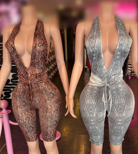 Viviblook D26RP009 Mono elegante de longitud media para mujer con estampado de serpiente, cuello halter en V profundo y espalda descubierta, estilo casual y sexy - Product Image 1