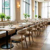 Meubles de restaurant sur mesure élégants Ron Group, table carrée en bois, chaise en tissu avec structure en bois, banquette rembourrée.