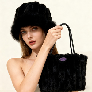 Sac fourre-tout à carreaux moelleux, grande capacité, sac à bandoulière décontracté, style frais et doux, ouverture à boucle magnétique en polyester - Product Image 1
