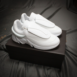 รองเท้าหนังและหนังกลับแบบสวมใส่สบาย ดีไซน์เรียบง่าย เหมาะสำหรับผู้ชายและผู้หญิง สีดำ สีแดง ระบายอากาศได้ดี ใช้ได้กับชุดสูท - Product Image 3