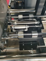 Carton ondulé automatique attachant la machine pour l'emballage de caisse de boîte de carton