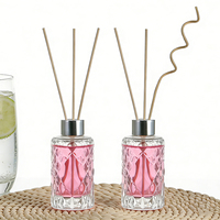 Flacon d'aromathérapie en verre transparent à motif diamanté, adapté à la mise en place de compositions florales et à la diffusion de parfums.