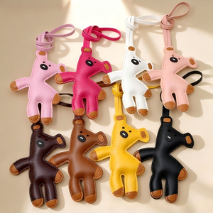 Llavero de coche con forma de oso de peluche de dibujos animados, duradero, de cuero PU, colgante para decoración de bolsos - Product Image 1