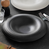 Assiettes à pâtes modernes en céramique à bord large gaufré, écologiques, compatibles micro-ondes, noir mat avec bord blanc, assiettes creuses pour restaurant