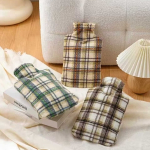 Bouteille d'eau chaude en PVC écologique de 2000 ml avec housse en polaire, design écologique et sûr - Product Image 1