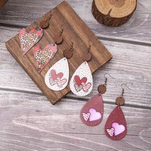 Pendientes Colgantes de Cuero con Estampado de Corazón Vintage Chic para Mujer UIONEN 863, Estilo Geométrico Moderno de Cuero Sintético - Product Image 1