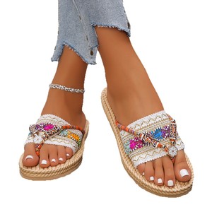 Sandali <span class=keywords><strong>infradito</strong></span> piatti da donna con suola in <span class=keywords><strong>paglia</strong></span> e ricami etnici colorati, perfetti per l'estate 2026 e la spiaggia - Product Image 5