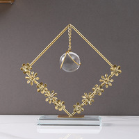 Ornement créatif en forme de couronne avec mini boule de cristal en fer Art Floral Ring Decor pour salon Home Accent
