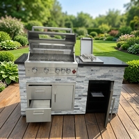 Unité de cuisine extérieure avec barbecue à gaz intégré, comptoir en pierre culturelle empilée, réfrigérateur à vin, armoire à tiroirs, station de cuisson pour jardin