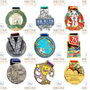 เหรียญโลหะสั่งทำพิเศษสำหรับงานแข่งขันกีฬาโรงเรียนอนุบาลมาราธอน ของที่ระลึก ทำจากโลหะผสมสังกะสี ขนาด 70x81x4 มม. พร้อมพิมพ์โลโก้ - Product Image 4
