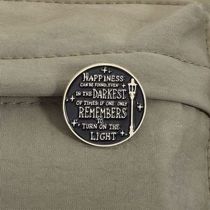 Citation positive épingles en émail le <span class=keywords><strong>bonheur</strong></span> peut être trouvé dans l'obscurité broches sac à dos vêtements revers Badge bijoux cadeau pour les amis - Product Image 3