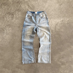 Jean en denim bleu selvedge de haute qualité, coupe slim, jambe droite, avec fermeture boutonnée personnalisée, effet vintage délavé - Product Image 1