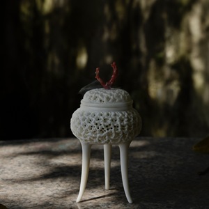 Brûleur d'encens à trois pieds en bambou sculpté à la main pour salle de thé, bureau ou usage religieux - Product Image 1