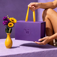 Boîte cadeau pliable personnalisée en carton rigide recyclable, finition mate violette, avec logo UV et ruban jaune, doublure satinée
