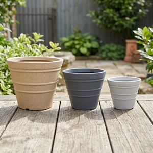 Ensemble de pots de fleurs en plastique modernes en beige, gris et blanc pour l'utilisation en extérieur dans le jardin, style minimaliste - Product Image 3