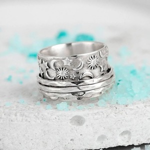 Anello alla Moda con Texture Solare, Design Geometrico Minimalista ed Elegante, Gioiello da Donna per Uso Quotidiano - Product Image 1