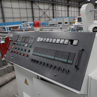Ligne de production automatique de panneaux muraux à lamelles en PVC WPC avec extrudeuse à double vis