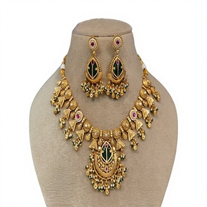 Ensemble collier et boucles d'oreilles tendance en alliage plaqué or avec zircon et perles d'imitation pour femme, bijoux de mariage, style vintage géométrique - Product Image 2